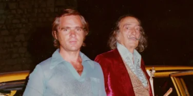 Foto do Professor Cima (à esquerda) e do pintor Salvador Dalí (à direita) em Figueres, Espanha, durante a montagem do museu de Dalí