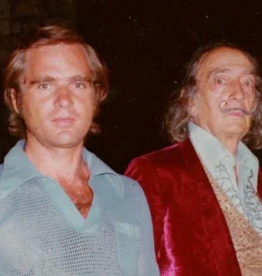 Foto do Professor Cima (à esquerda) e do pintor Salvador Dalí (à direita) em Figueres, Espanha, durante a montagem do museu de Dalí